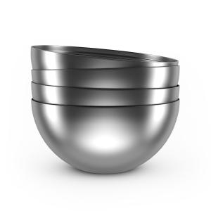 摞在一起的不锈钢碗、餐具