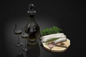 酒瓶、高脚杯、香肠菜板食物食品