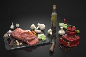 厨房菜板切割的牛肉、葱姜辣椒食物食品