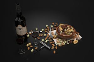 红酒瓶、高脚杯、干果食物食品