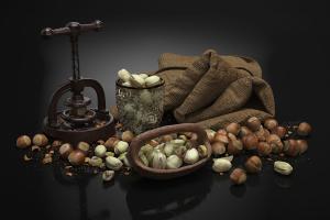 花纹玻璃杯、开心果、板栗、剥皮器食物食品