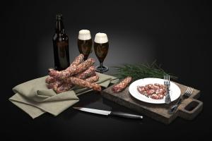 厨房食品香肠、啤酒瓶、啤酒杯