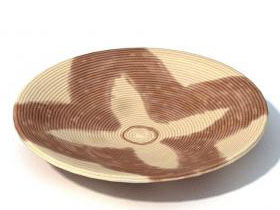 有花型纹样的工艺盘子 陶器