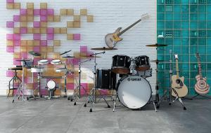 现代架子鼓、电吉他、玻璃背景墙