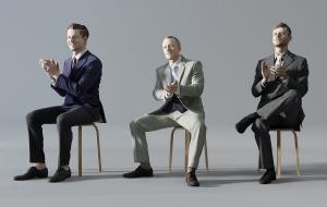 做圆凳观赏节目的三个男人 人物