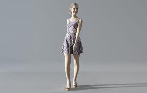 走路微笑的女人 人物