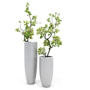 在金属花盆形似梨花的盆栽花卉