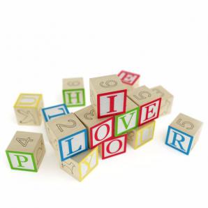 带有字母和数字的积木儿童玩具