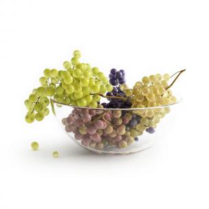 水果之玻璃碗中紫色、绿色的葡萄