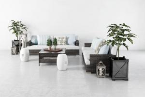 北欧户外藤编沙发组合、方形茶几和马灯