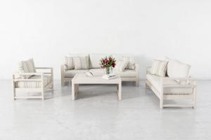 美式实木边框组合沙发、白色坐垫和茶几