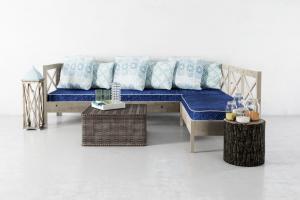 美式户外实木转角沙发、藤编茶几和树桩边几组合