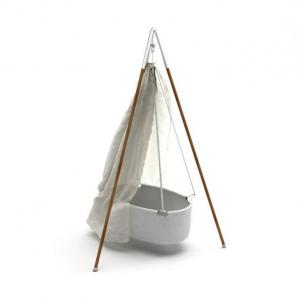 带有支架和床幔的婴儿摇篮