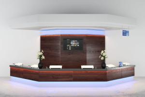 现代多边形实木前台接待台、带显示屏的背景墙