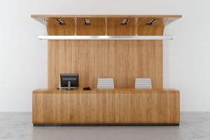 现代实木前台接待台和实木背景墙