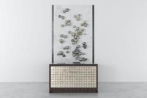 现代装饰金色花纹的前台接待台、水泡装饰背景墙