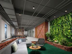 有红砖墙的工业风休闲区