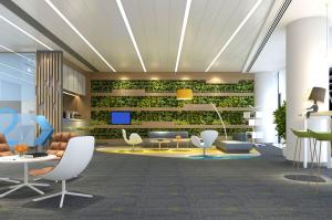 用植物装饰墙面的办公接待区