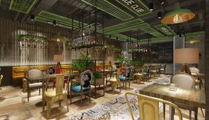 绿色铁艺网格装饰顶部的工业风餐馆饭店