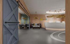 带有谷仓门的北欧幼儿园前台接待区