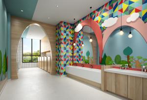 彩色几何图形装饰墙面的幼儿园卫生间