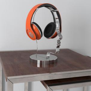 不锈钢支架上的橙色耳麦耳机