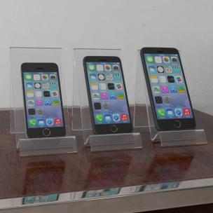 放在展示架上的手机