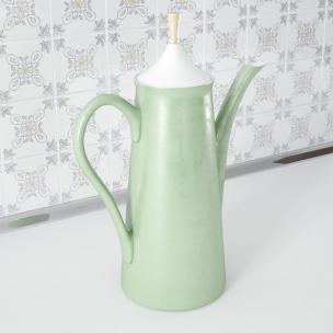 果绿色的长嘴茶壶