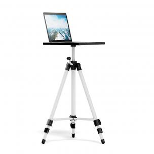 万能三脚架上的笔记本电脑