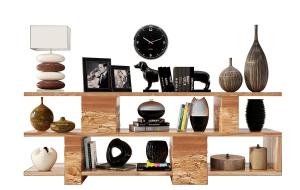 收纳展示架上的饰品摆件、钟表