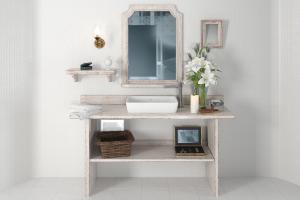 做旧白色实木单盆洗手台浴室柜、收纳筐和镜面组合