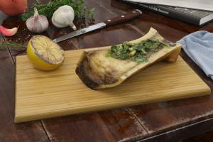 竹盘上的柠檬、肉骨头食品食物