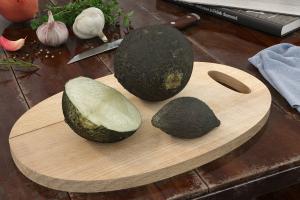 菜板上的牛油果食品食物