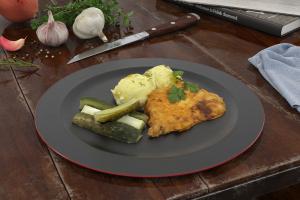 盘装鸡肉、冰激凌和酸黄瓜食物食品