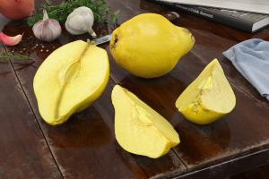 水果之切开的大黄梨