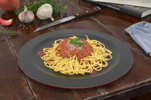 一盘浇上酱的意大利面食物