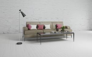 灰绿色皮革多人沙发、长方形茶几和落地灯组合