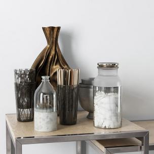 玻璃瓶里的酒精棉球洗浴用品