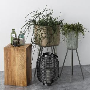 室外阳台上的花盆、烛台饰品摆件