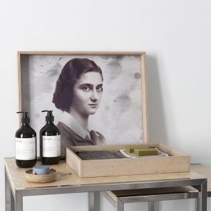 洗手间洗浴用品、毛巾、香皂和装饰画