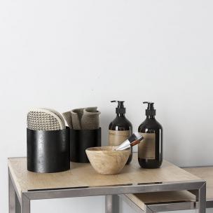 卫浴间黑色收纳桶、洗浴用品