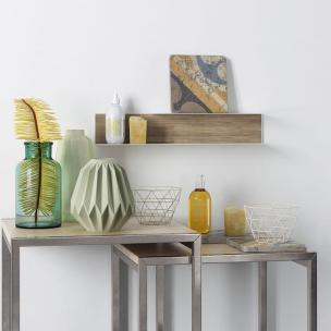 桌面花瓶、装饰画和化妆品