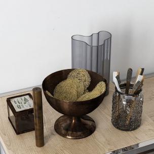 洗手池上的玻璃牙缸洗浴用品