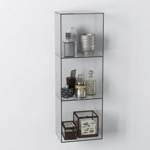 墙面玻璃收纳架上的洗浴用品