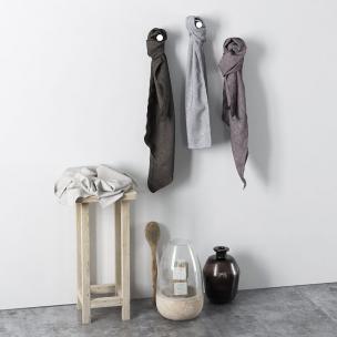 卫生间毛巾、刷子和木凳