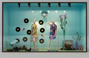 商场服装鞋子女装专卖店模特橱窗