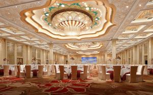 蒙古主题吊顶的酒店宴会厅