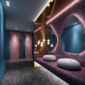 彩色马赛克异形镜面装饰的酒店卫生间