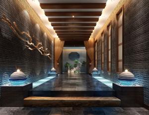 新中式带有水景假山的走廊过道