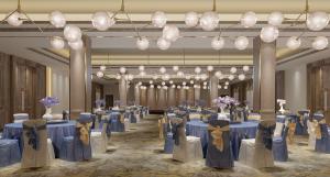 带有柱子吊顶的现代酒店宴会厅